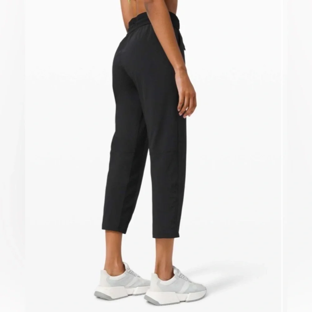 Womens Lululemon Beyond the Studio Crop black EUC size 4